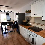 Book Jet - Sunny Holiday Home With Garden And Strong Wifi