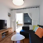Book Jet - Sunny Holiday Home With Garden And Strong Wifi