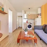 New! Ideal Flat For Groups To Work Or Surf