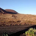 Pisa Fuerte: Villa Con Piscina A Los Pies Del Volcan De Lajares