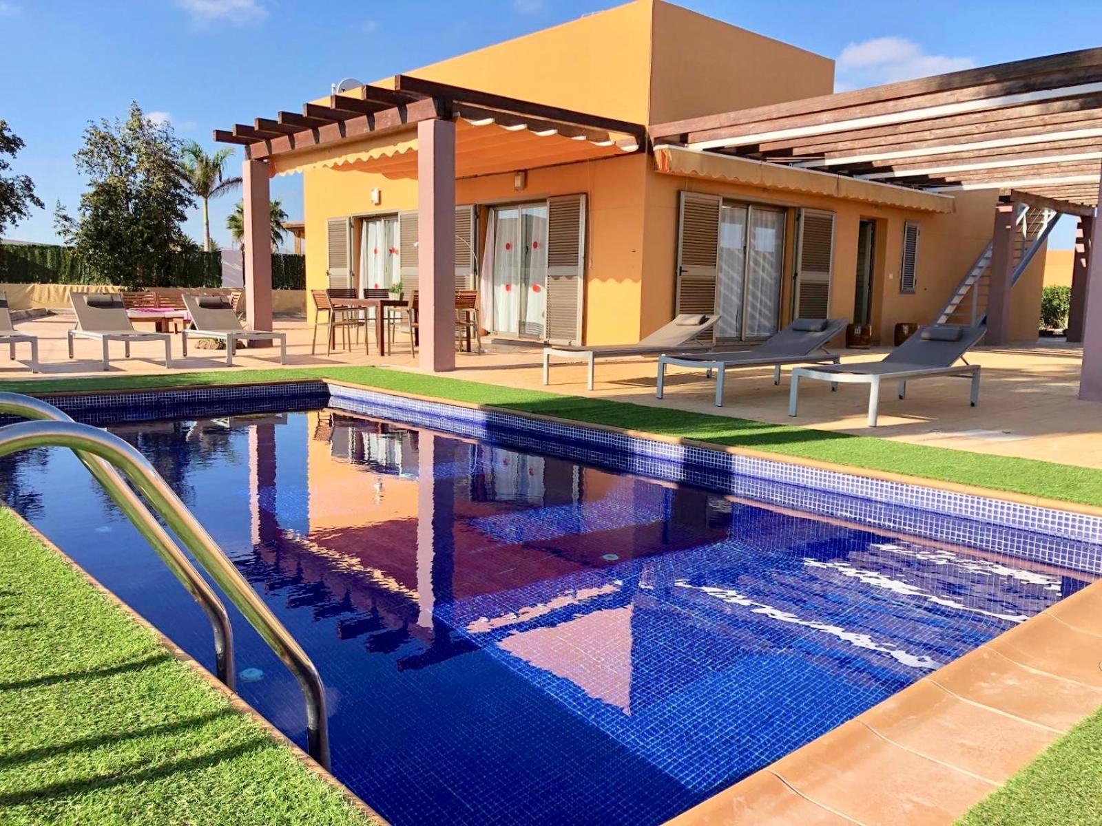 Stylish Host, Heated Pool & High Speed Wifi Villa